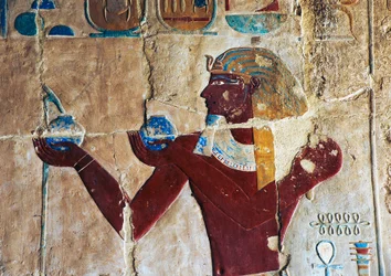 Malovaný reliéf Thutmose nabízejícího víno Sokarisovi, Hatšepsutin pohřební chrám, Deir el-Bahari, Luxor, Théby (Seznam světového dědictví UNESCO)