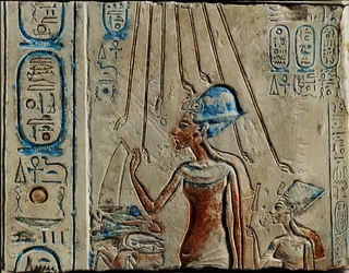 Faraon Achnaton a Nefertiti přinášejí úlitbu bohu Atonovi