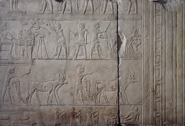 Faraon Horemheb, zobrazený při zemědělských pracích na polích Iaru, přijímající úrodu nabízenou zemědělci, vápencový nástěnný reliéf, z Horemhebovy memfické hrobky v Sakkáře, Egyptská civilizace, Nová říše, dynastie XVIII