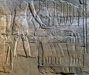Kněz, který dohlíží na práci žen, nástěnný reliéf, kolonáda Amonova chrámu (Seznam světového dědictví UNESCO)
