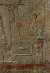 Reliéf zobrazující Hora, kaple bohyně Hathor, z Hatšepsutina pohřebního chrámu (asi 1503-1482 př. n. l.) Nová říše (malovaný vápenec)
