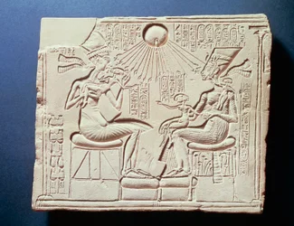 Reliéf zobrazující krále Amenhotepa IV. (Achnatona), jeho manželku Nefertiti a jejich děti pod paprsky slunečního boha Atona, reliéf z Tall al-Amarnah, Nová říše, XVIII. dynastie