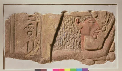 Reliéf Nefertiti, z Karnaku, Nová říše (pískovec)
