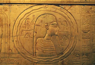 Reliéf na levém vnějším panelu druhé pohřební kaple, Tutanchamonova pokladnice, Egypt, Egyptská civilizace, Nová říše, Dynastie XVIII