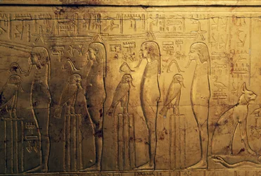 Reliéfy prvního rejstříku vnějšího panelu druhé pohřební kaple, Tutanchamonova pokladnice, Egypt, Egyptská civilizace, Nová říše, Dynastie XVIII