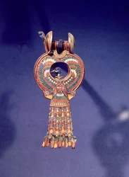 Pravá náušnice z páru náušnic s modrým ptákem, z Tutanchamonovy hrobky, Údolí králů, Théby, asi 1347-37 př. n. l. (zlato a tavené sklo) (viz také 344028)