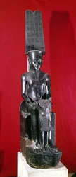 Sedící socha boha Amona chránícího Tutanchamona, Nová říše, cca 1336-1327 př.nl (žula)