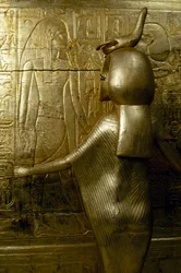 Socha Selkheta, detail ze zlatem pokryté kaple Tutanchamona, z hrobky Tutanchamona, egyptská civilizace, Nová říše, dynastie XVIII