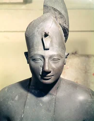 Socha Tuthmosis III (vládl 1504-1450 př.nl), z chrámu Amun, Karnak (čedič)