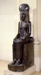 Socha bohyně Sachmet s lví hlavou z chrámu Mut v Karnaku, Nová říše, kolem 1391-1353 př. n. l.