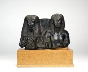 Soška vojenského důstojníka Huye a jeho manželky Nay, Songstress of Amun, New Kingdom (steatit)