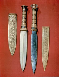 Dvě královské dýky z Tutanchamonovy hrobky (asi 1370-52 př. n. l.) Nová říše (zlato a železo)