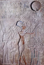 nízký reliéf krále Achnatona a královny Nefertiti zbožňující boha slunce Atona