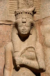 Umění starověkého Egypta (světové dědictví UNESCO): Noha kolosální sochy Ramsese II. (1298-1234 př. n. l.) s jeho dcerou a manželkou Bentantou (nebo Bent Anath nebo Bent Anath). Egypt Karnak, východní břeh Nilu