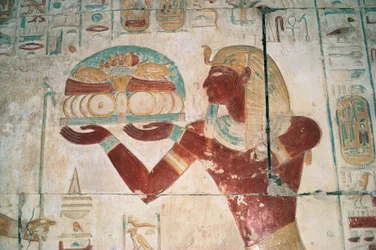 Egypt, Abydos, Chrám faraona Setiho I., Osirisova kaple, malovaný reliéf zobrazující nosiče obětiny