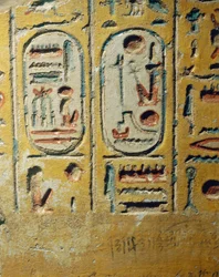 Egypt, Luxor, starověké Théby, údolí Assasif, fragment zdi chrámu postaveného Ramsesem II, zobrazující faraonovy kartuše