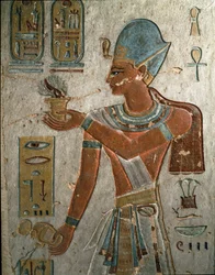 Egyptské starožitnosti: faraon Ramesse I. (1320-1310 př. n. l.) obětuje kadidlo a nalévá vodu při obřadu. Hrobka Ramesse I., Údolí králů, Egypt