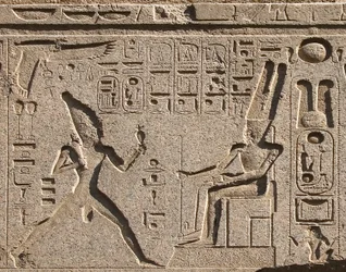 Egyptský starověk: detail architrávu zdobí vyobrazení faraona Ramsese II. uctívajícího boha Amona a hieroglyfy, chrám faraona Ramsese II. (1292-1186 př. n. l.) v Luxoru. Východní břeh (Théby), Egypt