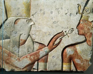 Sokolí bůh Horus a Ramses II. při obřadu otevírání úst, basreliéf, z malého chrámu postaveného faraonem v Abydosu.