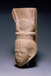 Hlava Hathor, ze Serabit-el-Khadim na Sinajském poloostrově, Nová říše, cca 1279-1213 př.nl (křemenec)