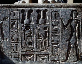 Hieroglyfy, detail kopyta kolosální sochy krále, nádvoří Ramsese II., Amonův chrám (Seznam světového dědictví UNESCO)