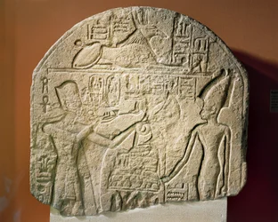 Vápencová stéla zobrazující Ramsese II., jak obětuje kadidlo a papyrus bohyni Astarte.