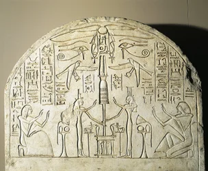 Vápencová stéla Perinefera s Isidou a Neftisem uctívajícími fetiš, který představuje Osirida, z Abydosu, doba vlády Ramsese II.
