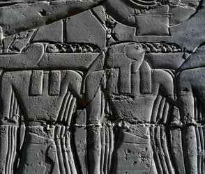 Kněz s maskou jestřába, detail ze scény zobrazující Ramsese II. před posvátnou lodí, reliéf, vnitřní stěny Velké hypostylové síně, chrámový komplex v Karnaku (Seznam světového dědictví UNESCO)