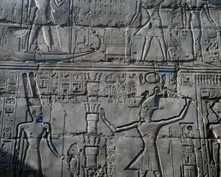 Královna Hatšepsut před bohem Amonem, detail ze scény obětování bohům, reliéf, vnitřní stěny Velké hypostylové síně, chrámový komplex v Karnaku (Seznam světového dědictví UNESCO)