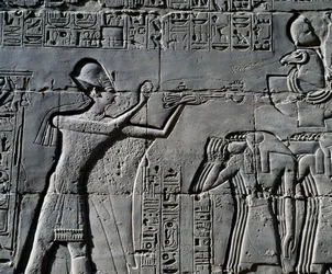 Ramses II. před posvátnou lodí, reliéf, vnitřní stěny Velké hypostylové síně, chrámový komplex v Karnaku (Seznam světového dědictví UNESCO)