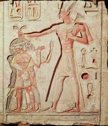 Ramesse (1279 - 1213 př. n. l.) poráží své nepřátele (malovaný vápencový reliéf, 19. dynastie)
