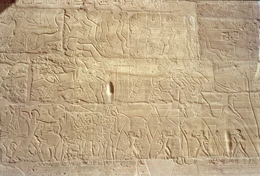 Reliéf zobrazující egyptské jednotky útočící na chetitské město Dapur z Velké sloupové síně, Nová říše, C.1297-1185 př.n.l.