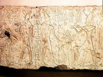 Reliéf zobrazující Ramesse II. (1279–1213 př. n. l.) přinášejícího rituální obětiny rodině Osiris, detail pravé strany s Ramesseem, který nabízí dvě láhve vína Horovi, z Abydosu, Nová říše (vápenec)