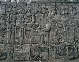 Scény obětování bohům, reliéf, vnitřní stěny Velké hypostylové síně, chrámový komplex Karnak (Seznam světového dědictví UNESCO)