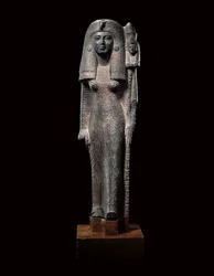 Socha královny Nefertari nesoucí standartu, Nová říše, kolem 1290-1224 př. n. l.