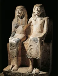 Skupina soch představující písaře Pendua a jeho manželku Nefertari (vápenec) našla Deir el-Medina, Egypt