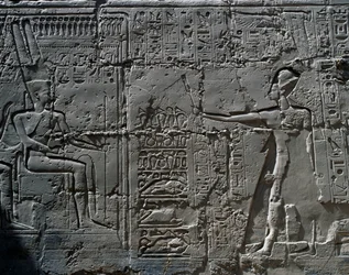 Král před bohem Amonem, detail ze scény obětování bohům, reliéf, vnitřní stěny Velké hypostylové síně, chrámový komplex v Karnaku (Seznam světového dědictví UNESCO)