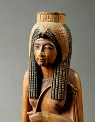 Dřevěná socha Ahmes Nefertari, manželky Amenhotepa I., z Deir el-Mediny, detail, poprsí, Nová říše, dynastie XIX