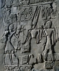 Mladý Ramses II. před bohem Amonem, detail ze scény obětování bohům, reliéf, vnitřní stěny Velké hypostylové síně, chrámový komplex v Karnaku (Seznam světového dědictví UNESCO)