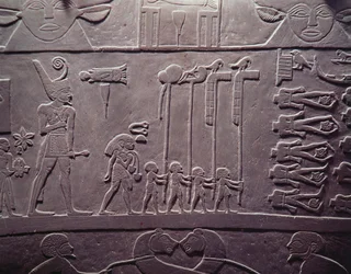 Narmerova paleta: obřadní paleta zobrazující krále Narmera s červenou korunou Dolního Egypta, jak si prohlíží spoutané a sťaté zajatce, nalezená v Hierakonpolisu, raně dynastické období, kolem roku 3000 př. n. l.