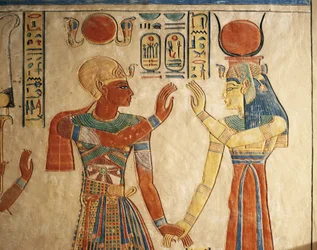 Egypt, Luxor, starověké Théby, Údolí královen, hrobka Amonherkhopeshafa, malovaný reliéf zobrazující faraona Ramesse III. před Isidou