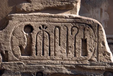 Egyptský starověk: náboj faraona Ramsese III. Pohřební chrám Ramesse III (1187-1156 př.nl). Luxor, Egypt