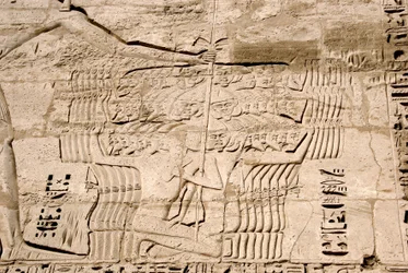 Egyptský starověk: detail reliéfů prvního pylonu představující zajetí bojovníků patřících k mořským národům, nepřátelům Ramsese III. Pohřební chrám Ramses III (1187-1156 př.nl). Luxor, Medinet Habou, Egypt