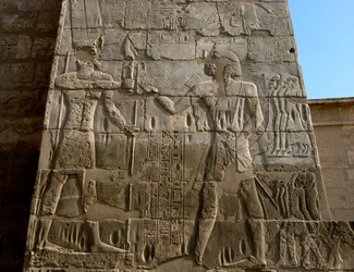 Egyptský starověk: pohřební chrám Ramsese III. (1187-1156 př.nl). Nízký reliéf představující faraona přijímajícího insignie moci z rukou Amona. Luxor, Medinet Habou, Egypt
