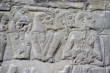 Reliéf zobrazující „severní zajatce“ v bitvě u Ramsese III., Velký chrám Medinet (kámen)