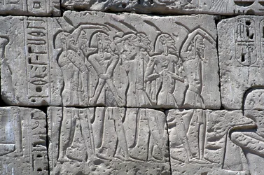 Reliéf zobrazující severní zajatce v bitvě u Ramsese III., Velký chrám v Medinetu