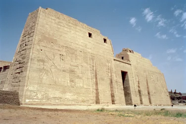Pohled na první pylon zádušního chrámu Ramesse III. (asi 1184-1153 př. n. l.) Nová říše