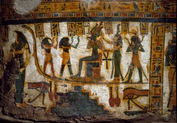 Egyptské umění: Osiris přijímá pocty od čtyř božstev: Thota, Maat, Heky (Heqat nebo Heqa) a Harsiesiho. Jeden z bohů drží klíč života ve tvaru kříže anch. Dole jsou dvě vyobrazení udžatového oka (Horovo oko). Dekorace