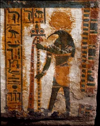 Egyptský starověk: Thovt, bůh měsíce, v podobě muže s hlavou ibise. Výzdoba antropoidního sarkofágu písaře Butehamona, 21. dynastie (1085-935 př. n. l.). Egyptské muzeum v Turíně (Torino, Museo Egizio)