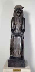 Egyptské starožitnosti: lví bohyně Sekhmet s kartuší krále Šešonka I. Socha z černé žuly. 950-929 př. n. l. Turín, Egyptské muzeum